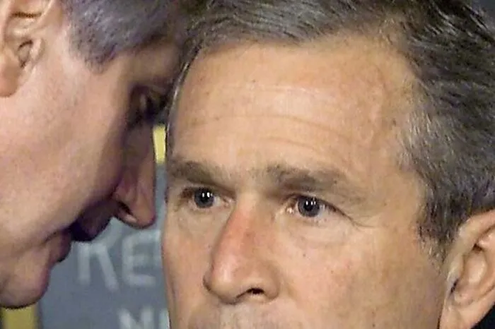 US-Präsident George W. Bush ist zu diesem Zeitpunkt in einer Schule in Sarasota. Der ruhige Start in den Tag endet, als ihm sein Stabschef ins Ohr flüstert: "Ein zweites Flugzeug ist ins World Trade Center eingeschlagen. Amerika wird angegriffen." Bush bleibt zunächst sitzen, bleich im Gesicht. Das Bild geht um die Welt.