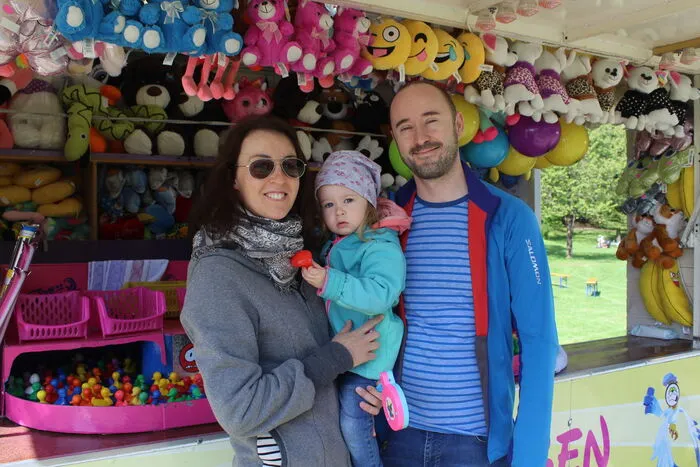 Familie Steiner genießt den Tag gemeinsam. Tochter Marie (2) freut sich über eine rote Plastikente