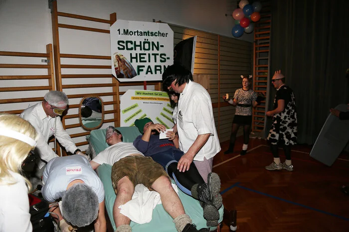 Auch Bürgermeister Alois Breisler beteiligte sich bei den Aktionen der Schönheitsfarm. Welche Masken es neben den tierischen gab, können der folgenden Fotogalerie entnommen werden.