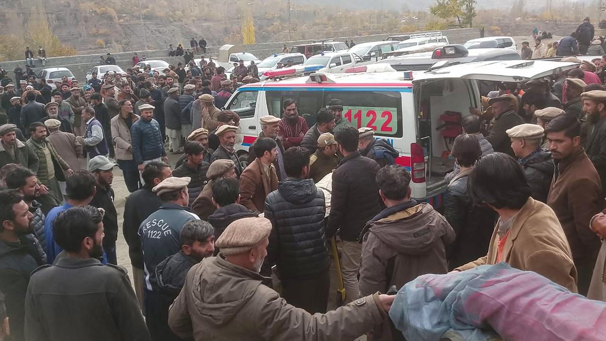 Trauernde und Rettungskräfte nach dem Unglück in Gilgit Baltistan