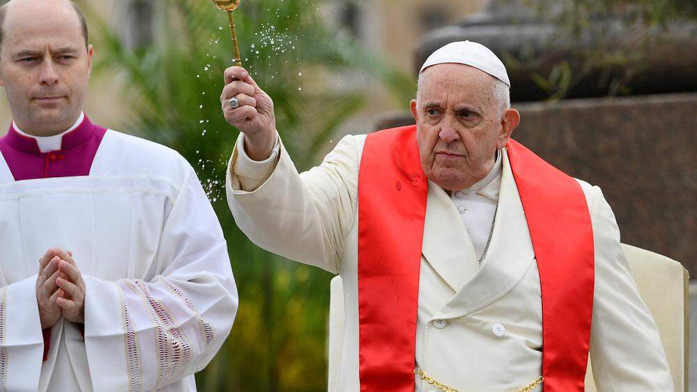 Papst Franziskus zelebriert den Festgottesdienst