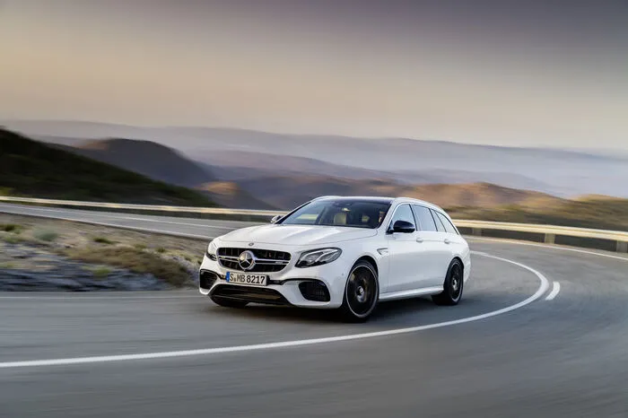 Bis zur A-Säule haben die Jungs von AMG dem T-Modell eine eigenständige Front mit breiter Schürze verpasst. Die Motorhaube ist wie bei einem Coupé zwischen Kotflügel und Stoßfänger eingebettet. Die kräftigeren und jeweils 27 Millimeter breiteren Radläufe machen Platz für die breitere Spur und die größeren Räder an der Vorderachse.