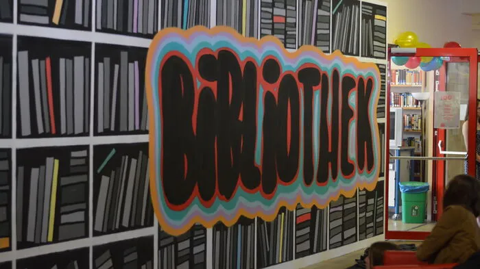 Anlässlich eines Bibliotheksfestes, das die 4C. Klasse der HLW Leoben ausrichtete, wurde auch ein neues Graffitti im ersten Stock gestaltet. 