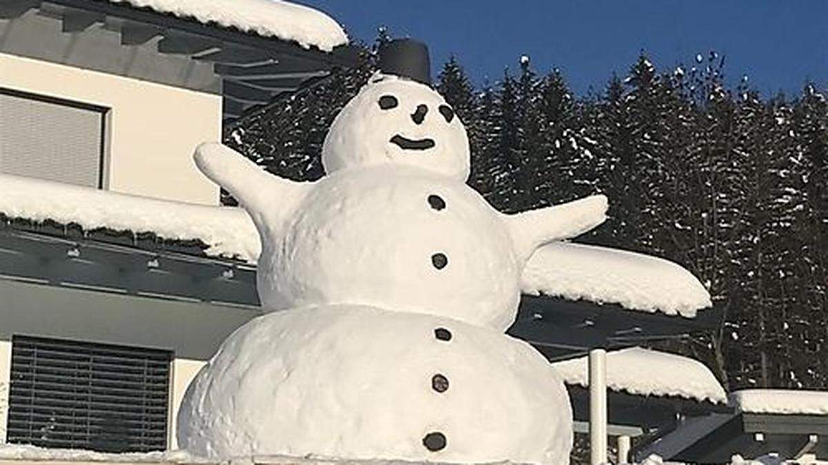 Stolz auf ihren Riesenschneemann sind Mario und Florian Zauchner