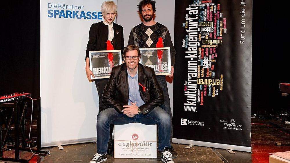 „Herkules“-Organisator Mario Kuttnig umrahmt von den Siegern des Klagenfurter Kleinkunstpreises 2016: Lisa Eckhart und Marcel Mohab