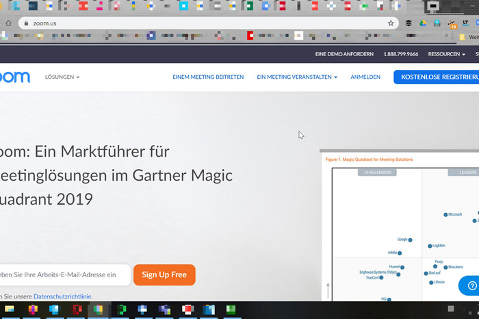 Der Shooting-Star in der Coronakrise ist Zoom. Das Unternehmen ist unabhängig von den großen IT-Konzernen und besticht durch eine besonders einfache Bedienung. In der Gratis-Version können bis zu 100 Personen für 40 Minuten an einer Videokonferenz teilnehmen.