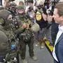 ABD0067_20170821 - WIEN - ÖSTERREICH: Außenminister und ÖVP-Chef Sebastian Kurz während der Einsatzübung von Einsatzkommando Cobra, Bundesministerium für Inneres (BMI) - "Geisellage mit akuter Terror-Bedrohung auf Donau-Kreuzfahrtschiff " am Montag, 21. August 2017, in Wien. - FOTO: APA/HERBERT PFARRHOFER