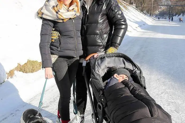 Jasmin Brenner und Patrick Grünanger sind das erste Mal mit ihrem Sohn auf dem Eis unterwegs.