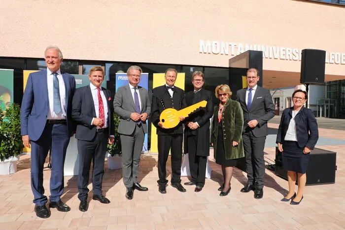 Vizerektor Peter Moser, Bürgermeister Kurt Wallner, Landeshauptmann Christopher Drexler, Rektor Wilfried Eichlseder, Minister Martin Polaschek, Waltraud Klasnic, Vorsitzende des Universitätsrates, BIG-Chef Hans-Peter Weiß und Vizerektorin Martha Mühlburger