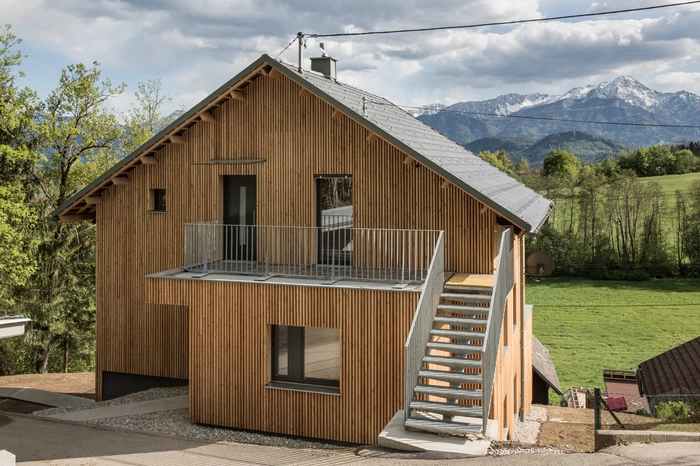 Die Straßenseite mit der neuen kurzen Stahlstiege, die jetzt in die Dachgeschoßwohnung führt.