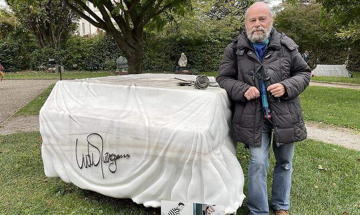 Funeralexperte Wittigo Keller am Grab von Udo Jürgens