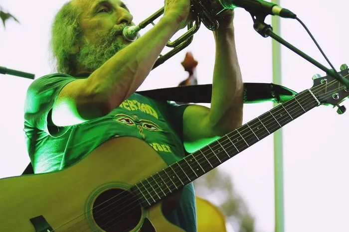 Mastermind Horst Pessl an Gitarre und Posaune.