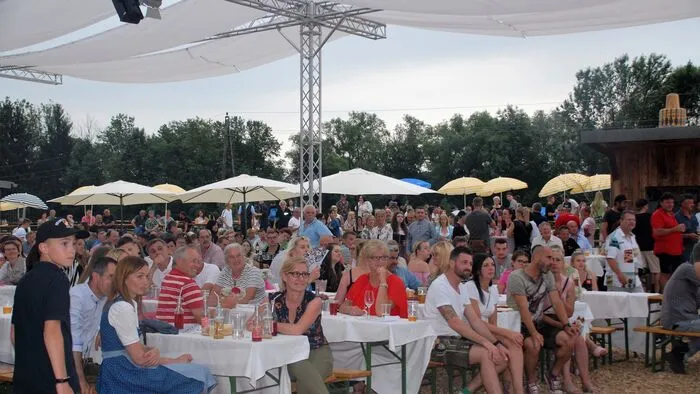 In Gnies (Gemeinde Sinabelkirchen) wurde am Sonntag nicht nur das neue Rüsthaus gesegnet und in Dienst gestellt, es wurde auch das traditionelle Fest "Pfingstsunnti in Gnias" mit vielen Gästen gefeiert.