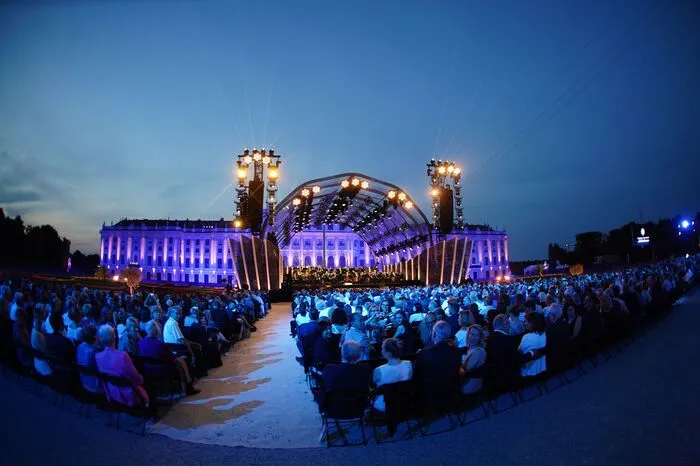 Mit 104.500 Livezuschauern brach das 15. Sommernachtskonzert der Wiener Philharmoniker am gestrigen Abend nicht nur in Schönbrunn den Zuschauerrekord ...