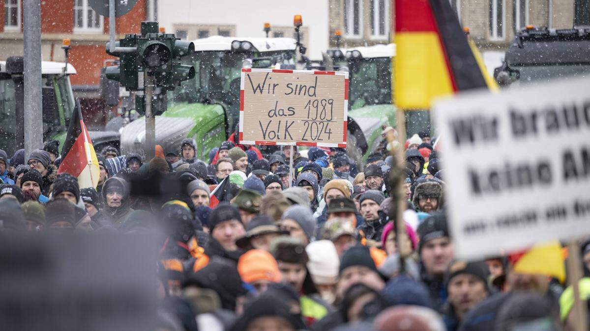 Montagmorgen begann die Aktionswoche des deutschen Bauernverbandes. Die Landwirte werden mehrere Tage gegen die Streichung von Subventionen für die Branche demonstrieren. Auch die Lkw-Fahrer und Lokführer schließen sich an.
