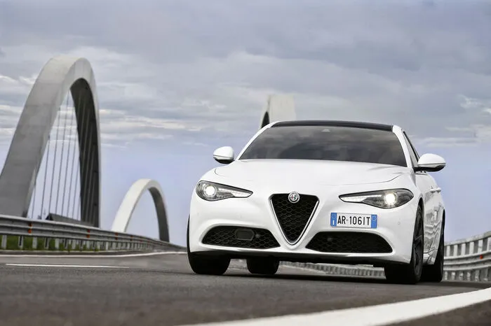 Die Preise beginnen bei 35.390 Euro. Das Topmodell Quadrifoglio startet bei 85.900 Euro.