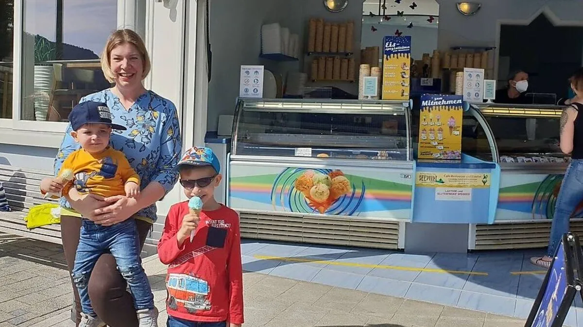 Chefin Simone Richler-Pressinger mit ihren Söhnen Kristof und Nico vor der Seewirt-Eisdiele