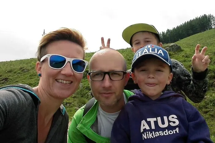 Am Ochsenstall in Niklasdorf haben sich Christina, Wolfgang, Felix (7) und Paul (3) Kure zu einem Selfie aufgestellt.