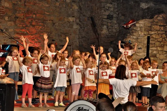 Die Kinder der musikalischen Früherziehung und der Kinderchor nahmen das Publikum auf eine musikalische Weltreise mit.