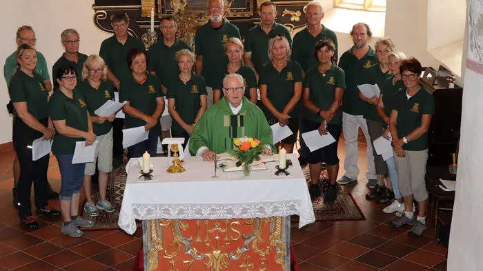 Die Strecke bei der 11. Glantaler Wanderung führte von Straßnig/Waggendorf – Höhbergl – Sörgerberg nach Hart, wo eine Heilige Messe durch den Pfarrer und Geistlichen Rat Herbert Quendler zelebriert wurde. Musikalisch wurde die Messe von der “Sängerrunde St. Georgen/Längsee“ unter Leitung von Magrit Ramprecht und Obmann Ernst Schusser umrahmt.