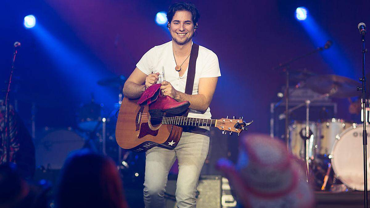 Jean Nolan bei der Charity-Veranstaltung Magna Hoedown in Toronto in Kanada – beim Signieren eines Stiefels für einen Fan