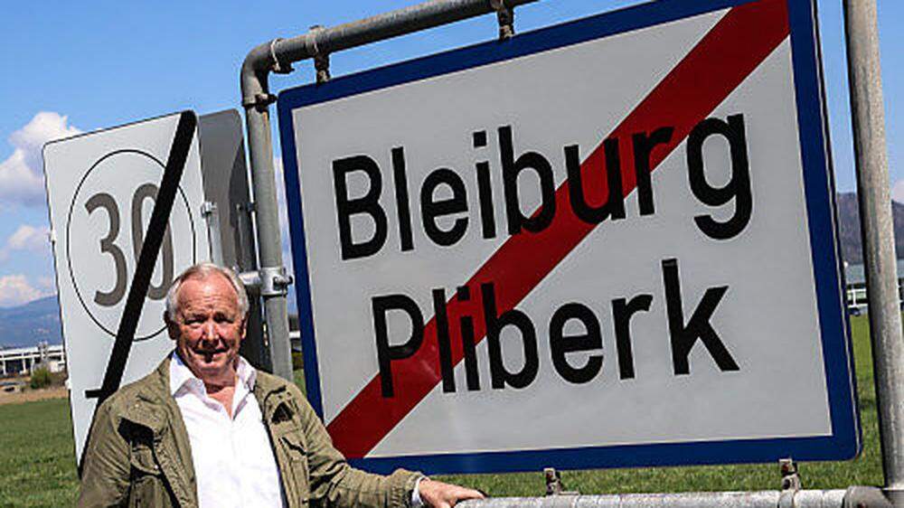 Zehn Jahre später: Gerhard Dörfler 2021 vor der Ortstafel von Bleiburg/Pliberk