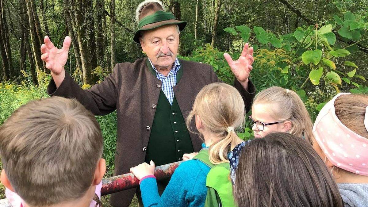 Jäger Siegfried Herrnhofer erzählte den Kindern von Fuchs, Marder und anderen Kulturfolgern