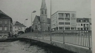 Die Draubrücke drohte von den Wassermassen mitgerissen zu werden. Sogar an eine Sprengung wurde gedacht