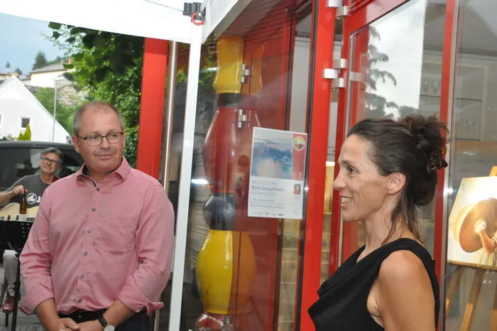 Vorbereitet vom Stadtmarketing wurde die Ausstellung nach der Begrüßung von Bürgermeister Bernd Osprian von der Künstlerin eröffnet.