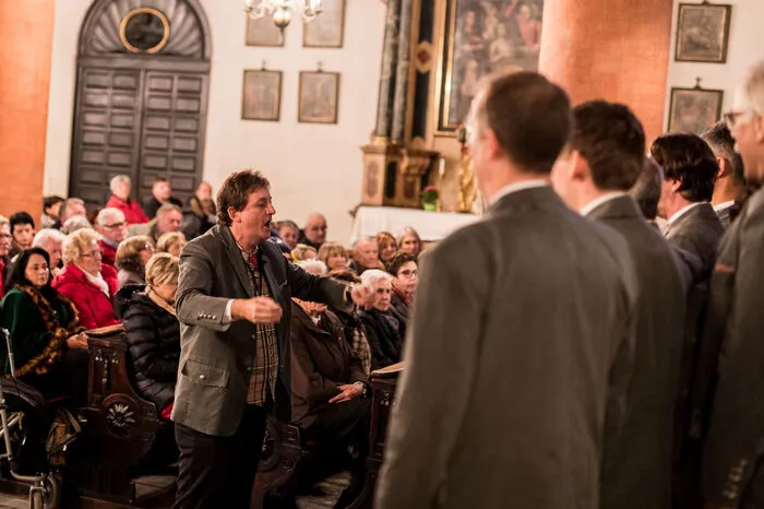 „Die Konzertreihe soll dazu einladen, in der hektischen Vorweihnachtszeit innezuhalten und sich von den Klängen der Musik und der Chöre berieseln zu lassen“, erklärte Di Bernardo.