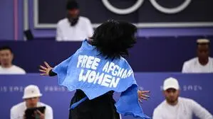 Die afghanische Breakdancerin Manizha Talash vom Olympic Refugee Team bei den Olympischen Sommerspielen 2024 in Paris