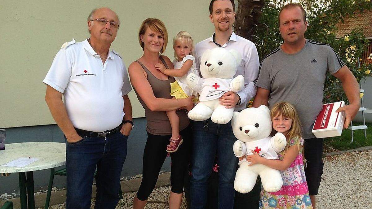 Ortsrettungsstellenleiter Hubert Schuhfleck (links) und Bezirksgeschäftsführer Florian Haslinglehner mit Johann und Carmen Findenig und den Kindern Emma und Elina	