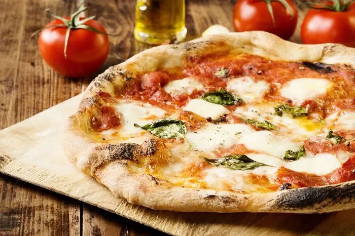 Pizza. Der Neapolitaner sieht seine Stadt als auf die Erde gefallenes Stück Himmel, und Gott hat als Zugabe gleich auch die Pizza mit hinuntergeworfen. In der Pizzeria Brandi wurde angeblich die „Ur-Pizza“ erfunden – die „Margherita“, die mit Tomaten (rot), Mozzarella (weiß) und Basilikum (grün) kulinarisch Flagge zeigt.