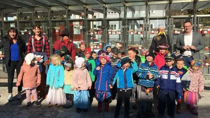 Der Ausflug führte auch vors Rathaus: mit Melanie Golob,  Anna Kohlmayer, Andrea Scherzer, Stephanie Unterwandling und Bürgermeister Michael Maier (letzte Reihe von links nach rechts)