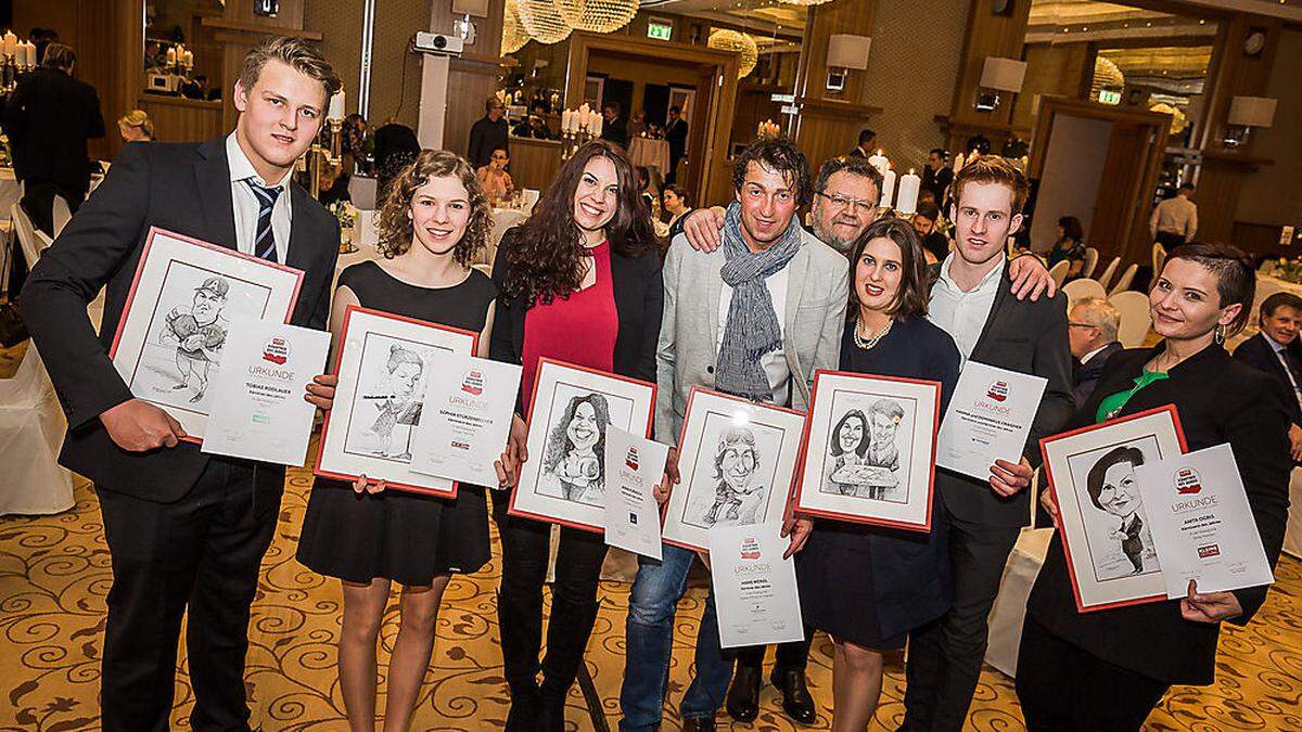 Freuten sich über den Titel: Tobias Rodlauer, Sophia Stürzenbecher, Anna Kurasch, Hans Wenzl, Anna und Dominikus Craigher, Anita Ogris mit Star-Karikaturist Petar Pismestrovic. Nicht im Bild die ex-aequo Gewinner in der Kategorie Kultur, Die Raphael Pleschounig und Max Müller