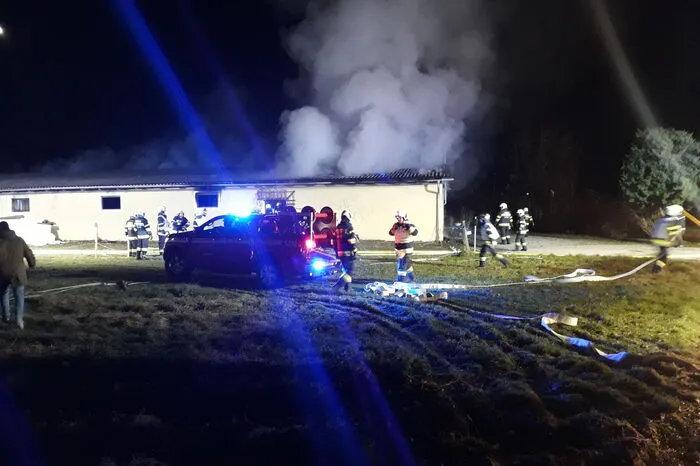 Um 22.30 Uhr konnte der Einsatzleiter HBI Franz Lichtenegger „Brand Aus“ geben. Personen und Tiere wurden beim Einsatz nicht verletzt. Die Brandursache wird von den Brandermittlern geklärt.