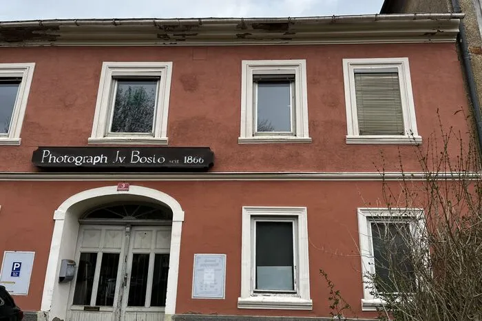 Das ehemalige Geschäft des Fotografen Josef von Bosio. Das Fotoatelier Bosio in Judenburg, geleitet von dem Enkel des Gründers, bestand noch 1983, als der spätere Fotografenbundesinnungsmeister Heinz Mittergger es übernahm. 