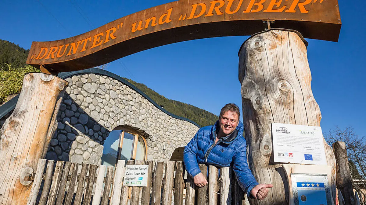 Werner Morgenfurt freut sich über die Zertifizierung seiner Erdhäuser „Drunter und Drüber“ am Weißensee	