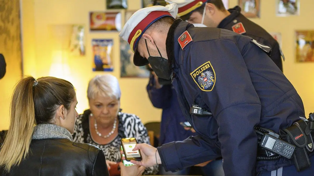 Die Beamten suchen vor allem nach gefälschten Zertifikaten