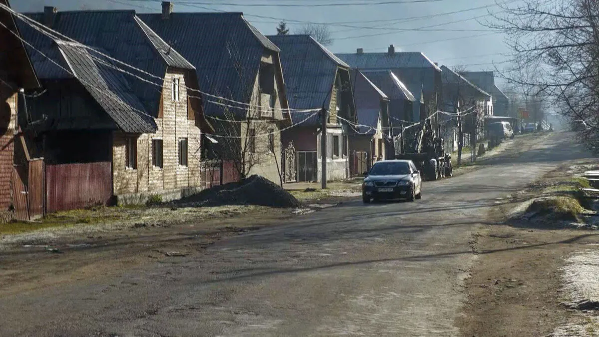 Der ukrainische Name des 1500 Einwohner zählenden Ortes lautet Ust-Tschorna