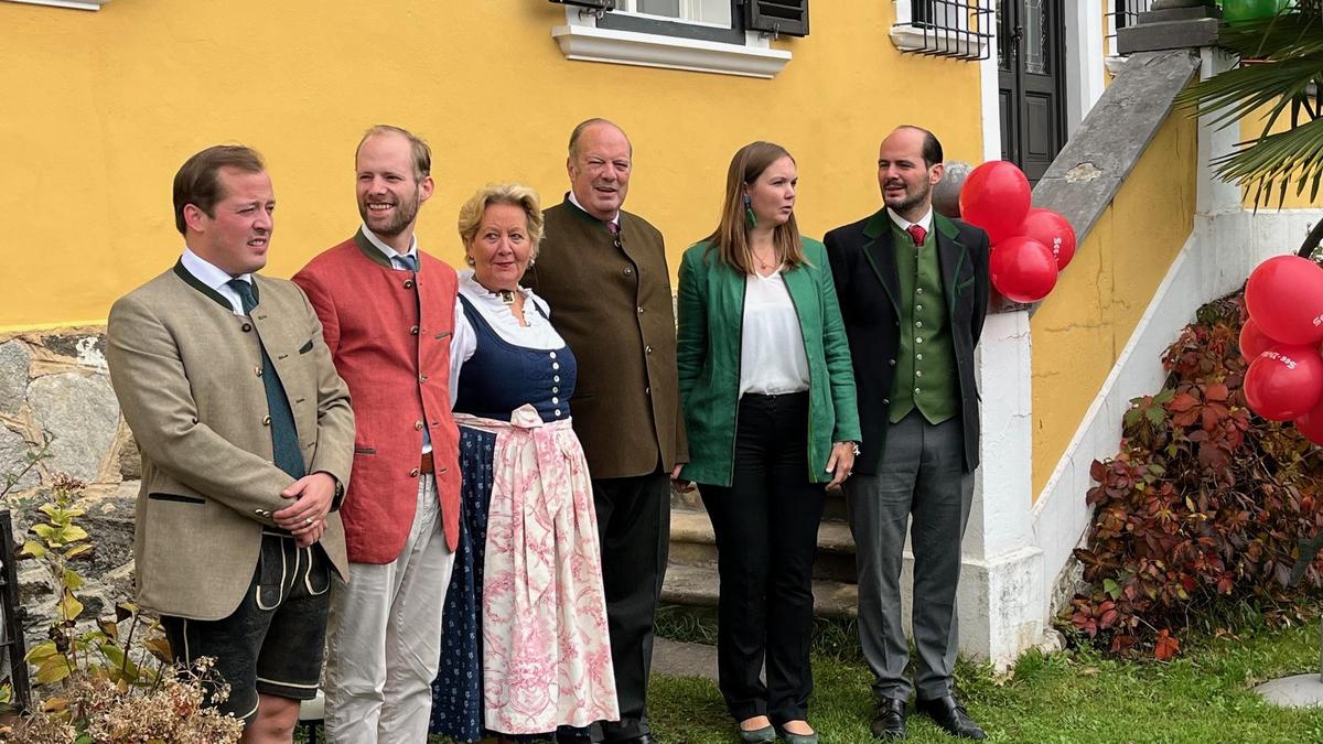 Die Gastgeberfamilie: Vincenz, Clemens, Hedwig und Alexander Tacoli, Valentina Aichelburg-Rumerskirch mit Ehemann Federico Tacoli 