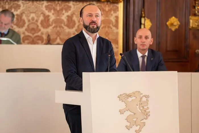 Max Lercher, SPÖ, im Landtag (neben ÖVP-Landesrat Willibald Ehrenhöfer)