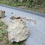 Rund einen Meter Durchmesser hat der Felsbrocken, der auf die Gemeindestraße stürzte