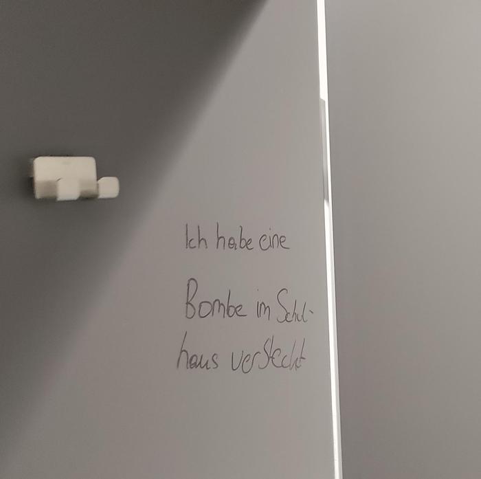 Diese handgeschriebene Drohung wurde auf der Innenseite einer WC-Türe in der Landesberufsschule Eibiswald entdeckt