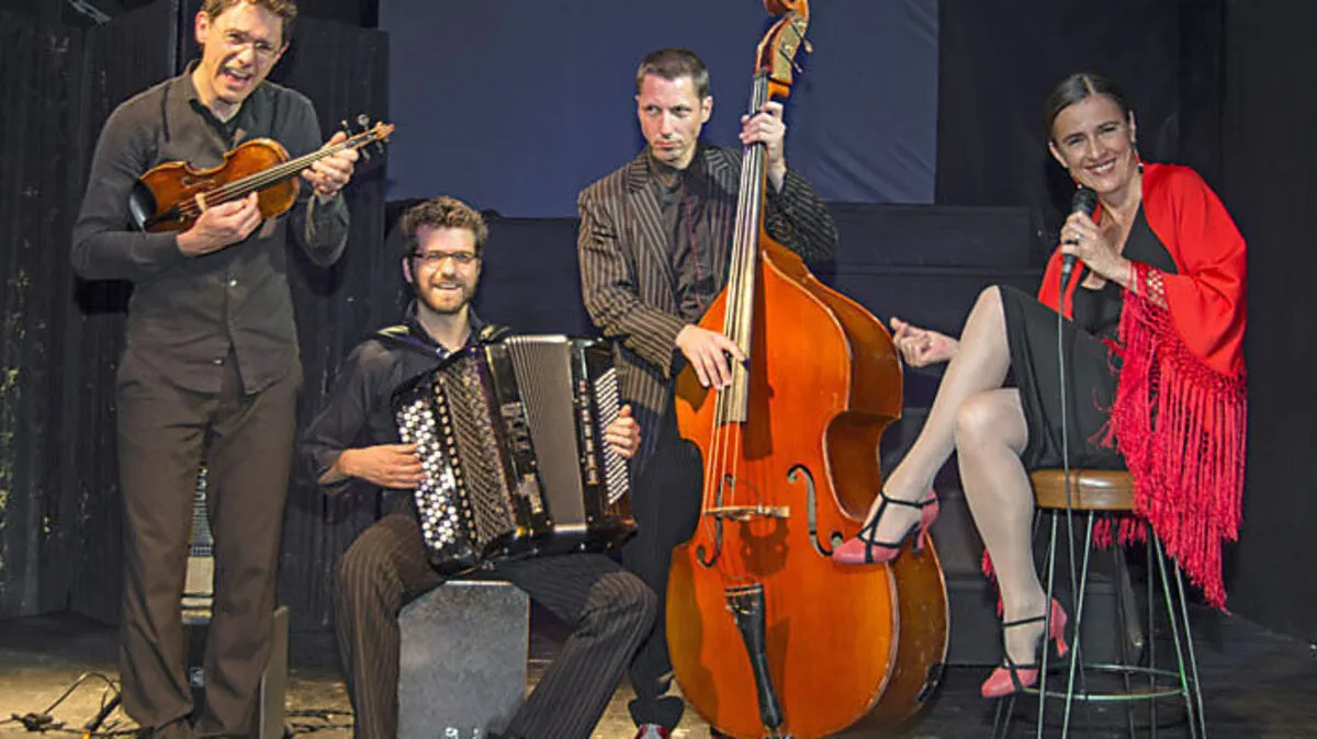 Unter dem Thema Wellentanz tritt in dieser Woche das Trio Folksmilch im Amthof auf