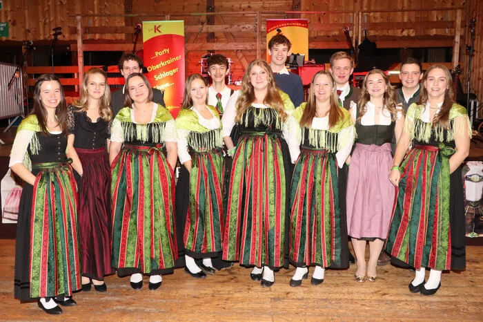 Den ersten Auftanz machte die LJ-Zweinitz mit Obmann Peter Burkart und Leiterin Desiree Ristic sowie Elisa Bacher auf Steirischen Harmonika.