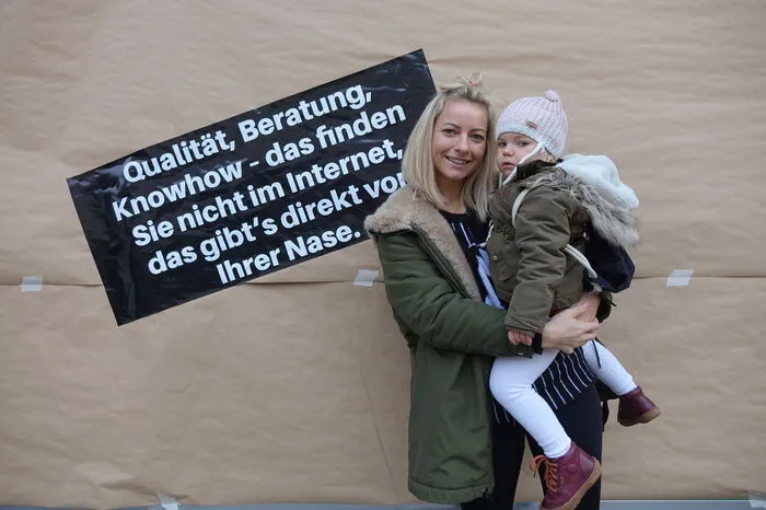 Sarah Venus mit Tochter Elina kauft meist regional ein und findet die Aktion gut.