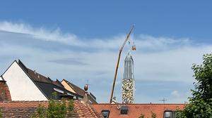 Hoch über den Dächern der Stadt wird aktuell der Kirchturm Feldbach mit 5G-Sendern ausgestattet