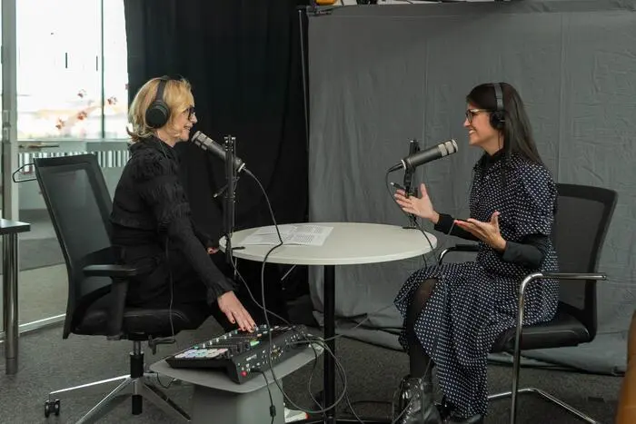 Bernadette Frech im Podcast-Gespräch mit Barbara Haas (li.)