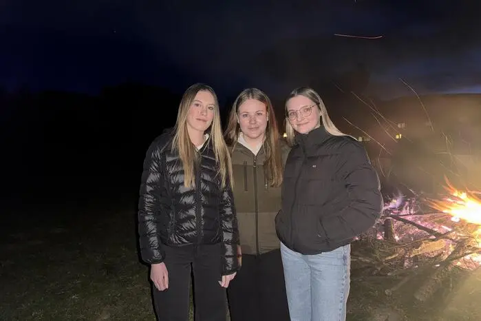 Um 18 Uhr wurde am Samstag das Kinderosterfeuer entzündet, bevor um 21 Uhr das große Osterfeuer folgte. Ein besonderer Höhepunkt war der gemeinsame Einzug der Landjugend in die Kirche.